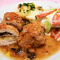 Roladki z indyka w sosie z pieczarkami i cebulą