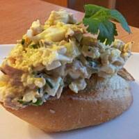 Rodzinne śniadanie -Sałatka z tuńczyka i kolendrą