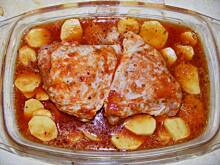 Fot. selmaa, Udka z ziemniakami zapiekane w sosie pomidorowo-czosnkowym