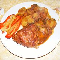 Udka z ziemniakami zapiekane w sosie pomidorowo-czosnkowym