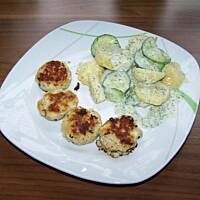 Rybne klopsy z salatka ziemniaczano-ogorkowa