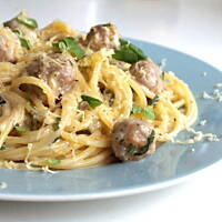 Spaghetti z białą kiełbasą i serkiem topionym