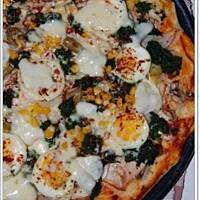 pizza ze szpinakiem i jajkiem