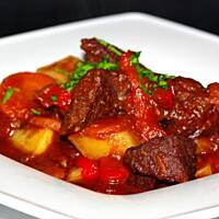 Gulasz wołowy na winie