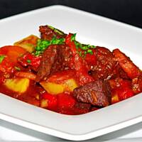 Gulasz wołowy na winie