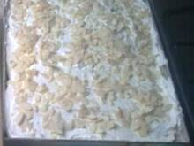 Fot. truebowitch, Piegusek z masą karpatkową i migdałami.