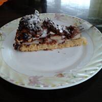 Kruche ciasto z bananami, czekoladowym budyniem i pianą z białek