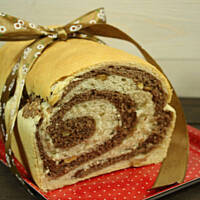 Zakręcony chlebek orzechowy