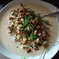 Serowa zupa z grzankami