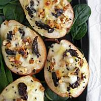 Gruszki zapiekane z kaszą jaglaną, gorgonzolą i orzechami