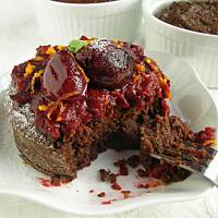 Ciastka czekoladowe z kaszą gryczaną i sosem śliwkowym