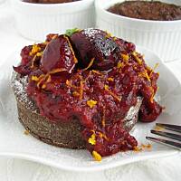 Ciastka czekoladowe z kaszą gryczaną i sosem śliwkowym