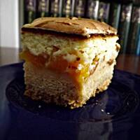 Sernik tradycyjny z brzoskwiniami