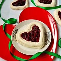 Bezowe serca z wiśniami