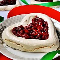 Bezowe serca z wiśniami