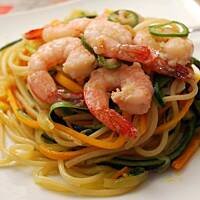 Makaronowo-warzywne spaghetti z pikantnymi krewetkami