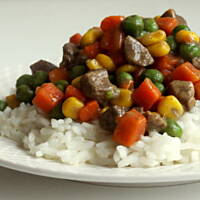 Sos z wątróbką, marchewką, groszkiem i kukurydzą