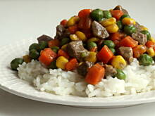 Fot. Barb82, Sos z wątróbką, marchewką, groszkiem i kukurydzą