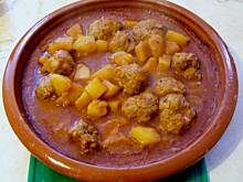 Fot. selmaa, Pulpety z ziemniakami w sosie pomidorowym