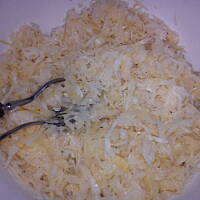 Surówka z kiszonej kapusty z czosnkiem