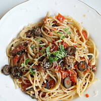 Spaghetti putanesca Jamie’go Olivera