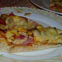 Pizza z oliwkami na bazyliowym cieście