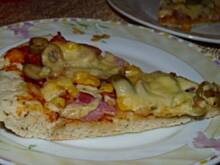 Fot. Anna Z, Pizza z oliwkami na bazyliowym cieście