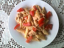 Fot. Anes, penne z pomidorowym pesto i z piersią z kurczaka wg Anes