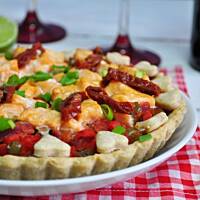 Tarta z warzywami i łososiem