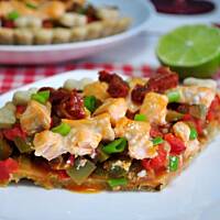 Tarta z warzywami i łososiem