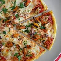 Pikantna pizza z owocami morza na cienkim cieście