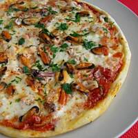 Pikantna pizza z owocami morza na cienkim cieście