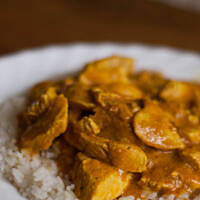 Pierś kurczaka w sosie egzotycznym