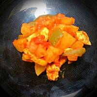 Gulasz z kurczaka z sosem pietruszkowym