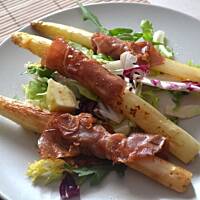 Smażone białe szparagi owinięte szynką