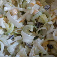 Surówka z pora z rodzynkami