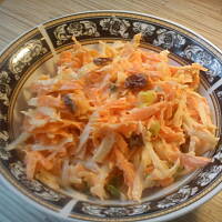 Surówka marchewkowo-selerowa z rodzynkami