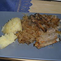 Żeberka i szynka w kapuście