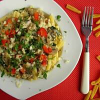 Makron z warzywami w sosie śmietanowo-serowym