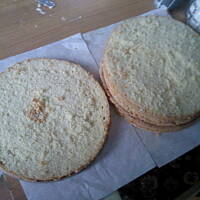 Tort budyniowo – chałowo – śmietanowy