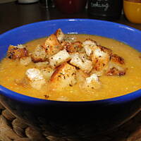 Krem marchewkowo - groszkowy z ziołowymi grzankami