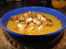 Fot. IgaZet, Krem marchewkowo - groszkowy z ziołowymi grzankami