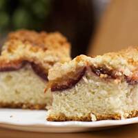 Drożdżowe maślankowe z mrożonymi śliwkami i kruszonką