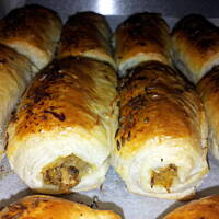 Paszteciki z ciasta francuskiego z kapusta i pieczarkami