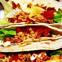 Tacos z kurczakiem, sałatą lodową, pomidorami i prażoną cebulką