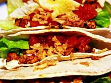 Fot. miya, Tacos z kurczakiem, sałatą lodową, pomidorami i prażoną cebulką