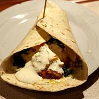 Tortilla z kurczakiem i sosem czosnkowym