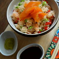 Sałatka sushi z edamame, papryką, krewetkami i wędzonym łososiem