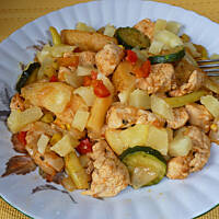 Kurczak z warzywami i ananasem na szybki obiad