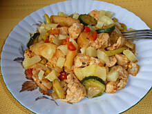 Fot. Mama - Różyczki, Kurczak z warzywami i ananasem na szybki obiad
